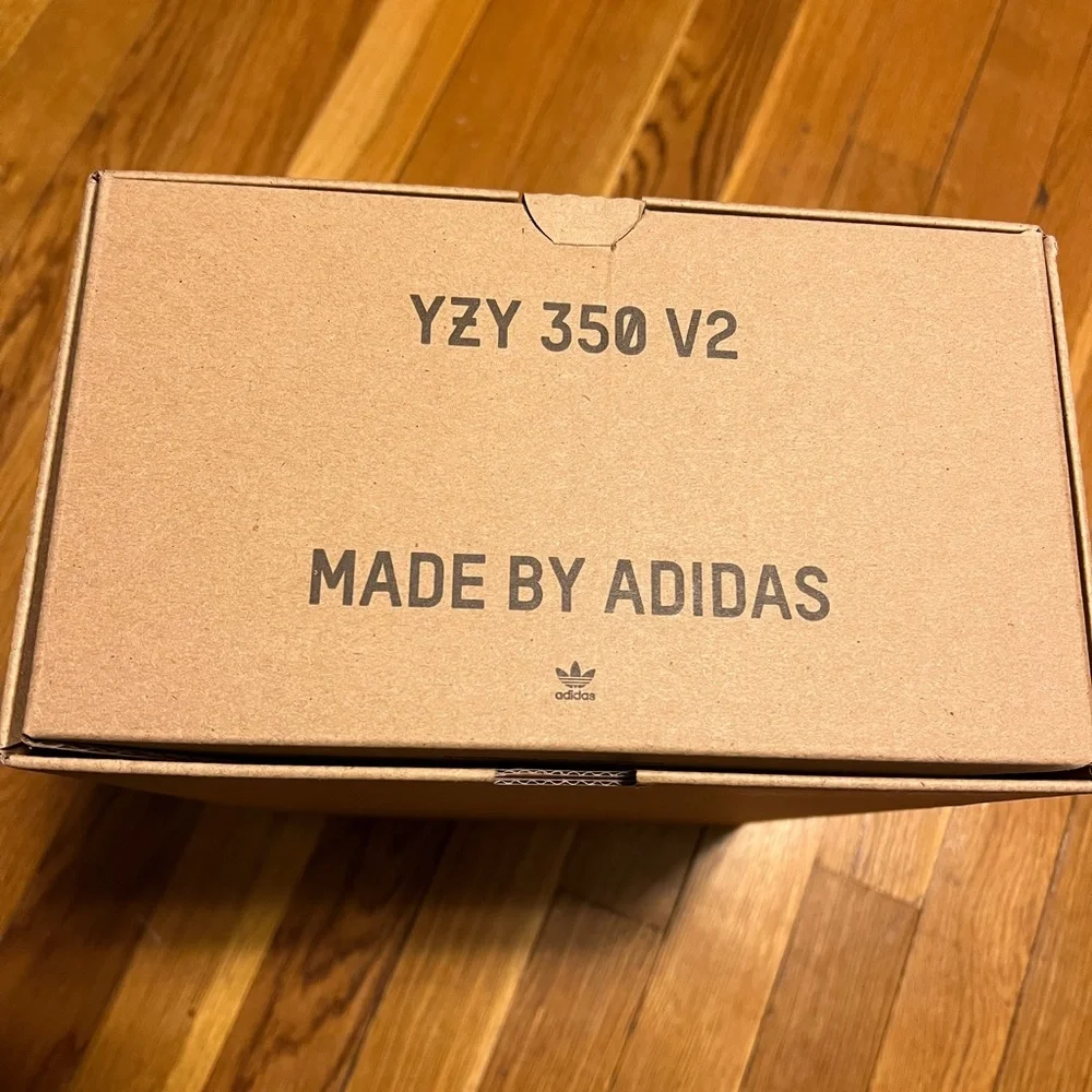 BRAND NEW YEEZY 350 V2 ADIDAS NWT - Picture 10 of 12